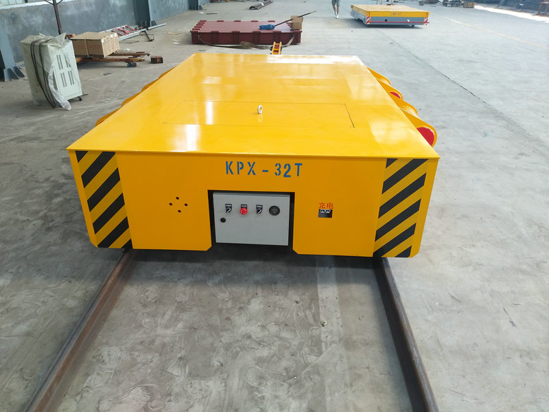Xe tải 32 tấn kết nối với máy kéo