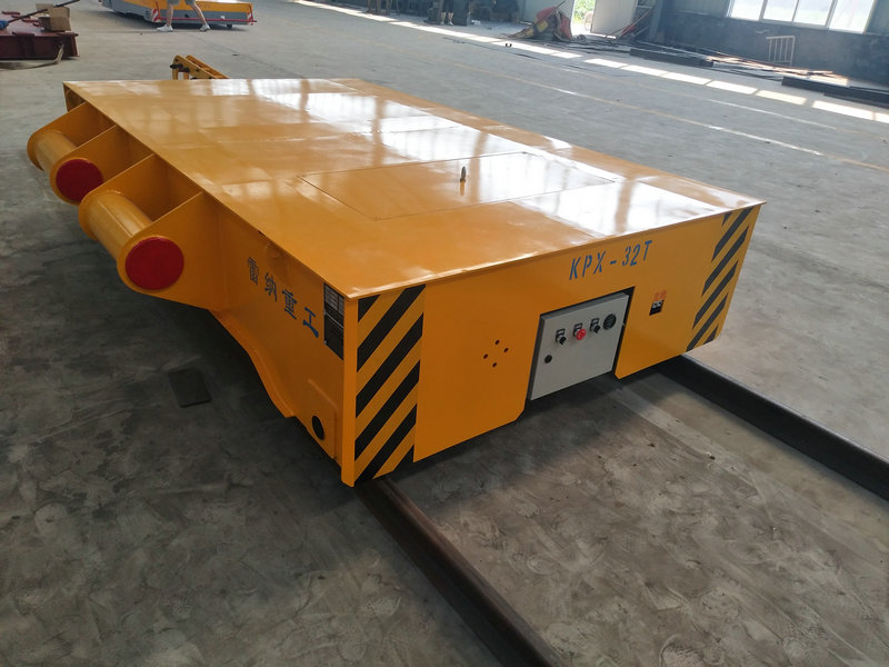 Xe tải 32 tấn kết nối với máy kéo