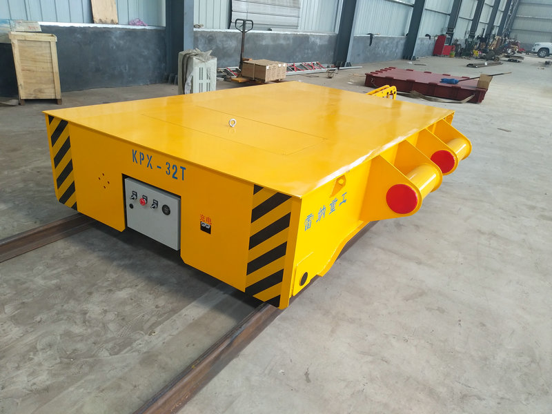 Xe tải 32 tấn kết nối với máy kéo